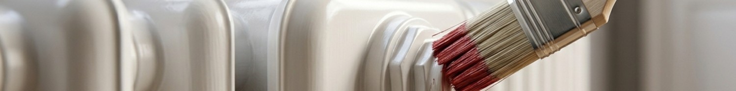 Präzise Lackierung eines klassischen Rippenheizkörpers durch einen Fachmann.