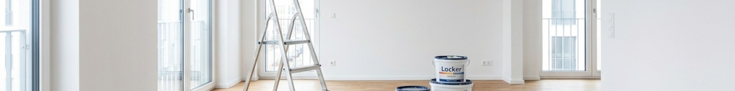 Frisch gestrichene, helle Räume in einem Neubau mit Maler-Utensilien im Vordergrund.