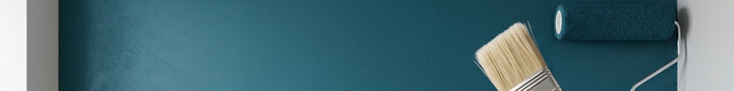 Professioneller Anstrich einer Zimmerwand mit einem Pinsel bei einer Renovierung.