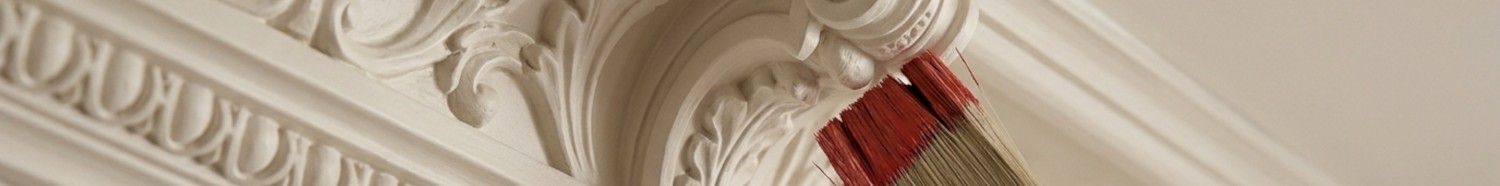 Detailgetreue Lackierung von historischem Deckenstuck in einer Altbauwohnung.